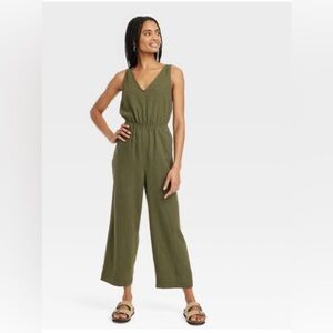 Universal Thread Women's Sleeveless Army Olive Green Jumpsuit Size S V-Neck